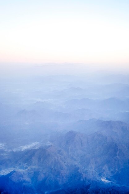 Les sommets des montagnes dans les nuages