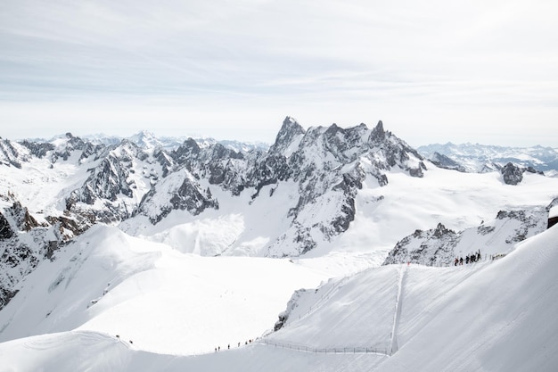 Les sommets des montagnes d'hiver de Chamonix depuis les pistes de ski