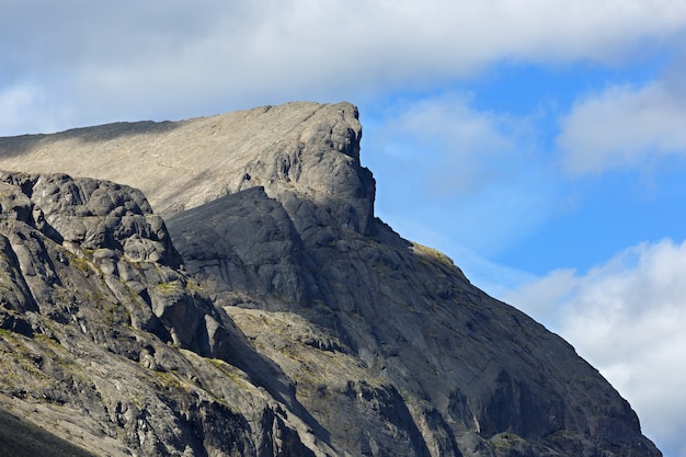 Les sommets des montagnes, Khibiny et ciel nuageux