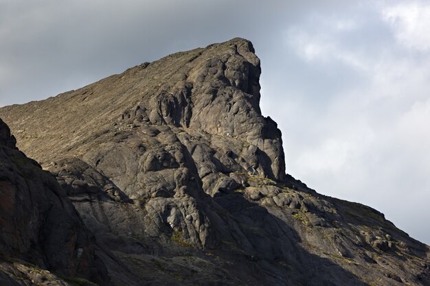 Les sommets des montagnes, Khibiny et ciel nuageux