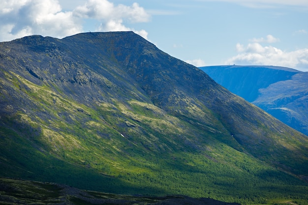 Les sommets des montagnes Khibiny et ciel nuageux