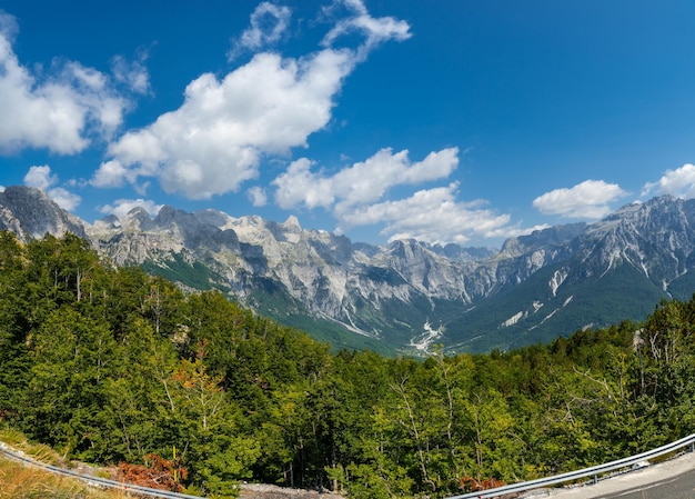 Les sommets des montagnes de la vallée du parc national de Theth Albanie Alpes albanaises