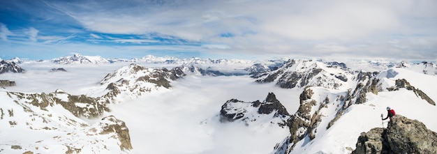 Sommets montagneux et crêtes enneigées dans les Alpes