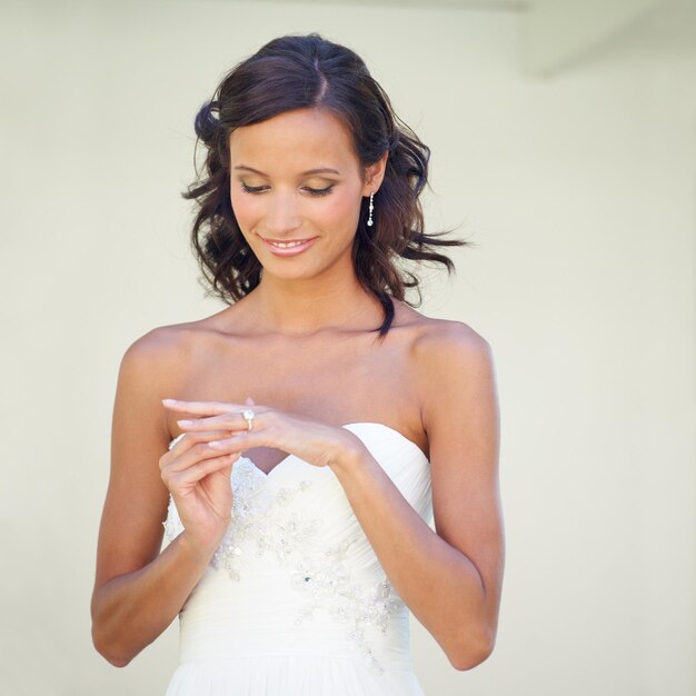 Son bijou préféré Une jeune mariée regardant son alliance