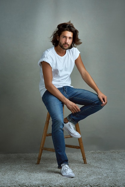 Son charme captive tous Portrait en studio d'un beau jeune homme posant sur un fond gris