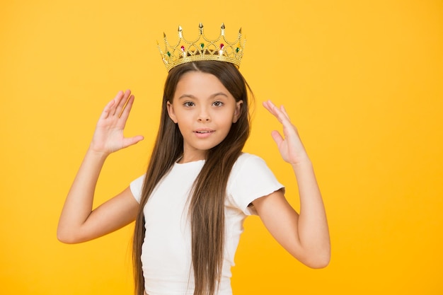 Son design est parfait enfant confiant dans la reine couronne riche accessoire royal rêve de richesse future enfance heureuse petite fille à la recherche d'une mode et d'une fierté de beauté complètement égoïste