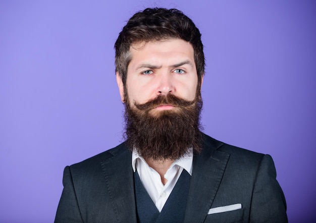 Son design est parfait Gestionnaire d'événements homme barbu Hipster caucasien brutal avec moustache Homme d'affaires en costume Mode formelle masculine Gestionnaire d'événements élégant Hipster mature avec gestionnaire d'événements barbe