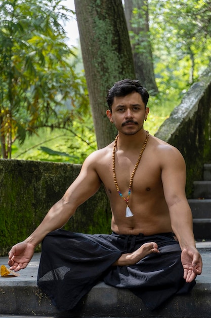 Le son Om écrit en sanskrit dans les traditions hindoues et védiques sonne sacré le mantra original la pratique du yoga la méditation