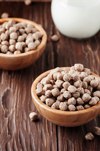 Son pour le petit déjeuner sur la table en bois