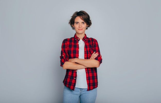 Photo son superbe portrait de bannière d'une magnifique femme diplômée intelligente heureuse excitée dans une casquette de maîtrise avec les poings levés et les yeux fermés études universitaires éducation collège diplôme de connaissances