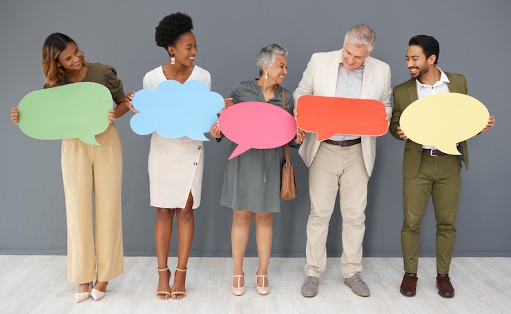Photo sondage de rétroaction et maquette avec des gens d'affaires et bulle de dialogue pour les médias sociaux vocaux et le forum vote d'opinion et image de marque avec groupe et signe de chat pour la communication d'idées et l'icône de message texte