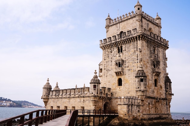 Sone tour historique et pont à côté de la rivière appelée tour de Belem à Lisbonne. le Portugal