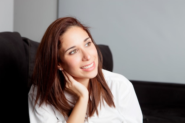 Songeuse jeune fille se détendre à la maison