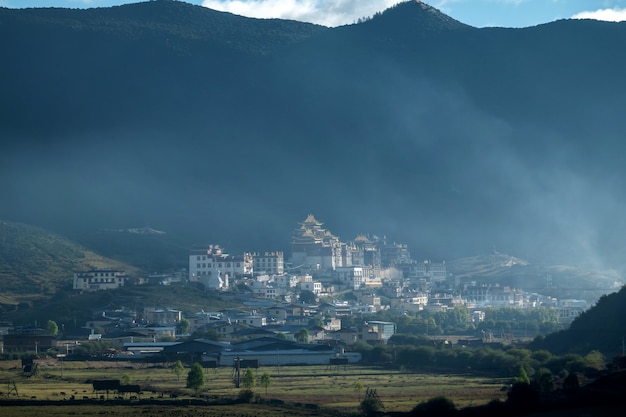 Photo songzanlin, monastère de ganden sumtseling dans la brume matinale