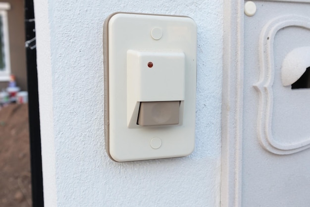 Sonnette de porte devant la maison