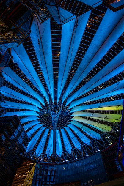 Sony Center de la Potsdamer Platz éclairé la nuit à Berlin, Allemagne.