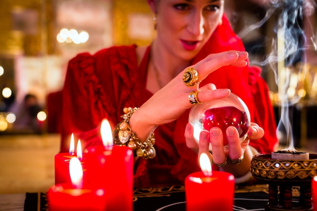 Soothsayer in Seance avec boule de cristal et fumée