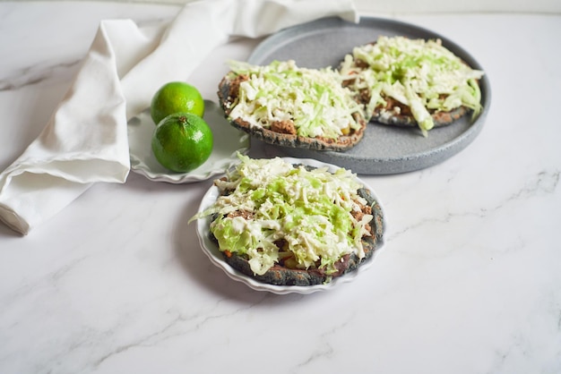 Sopes bleues mexicaines traditionnelles avec du fromage et des haricots