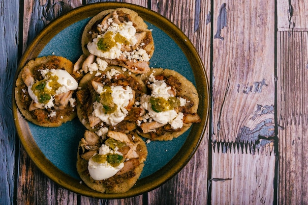 Sopitos plat mexicain typique sur table en bois Sopes snack mexicain