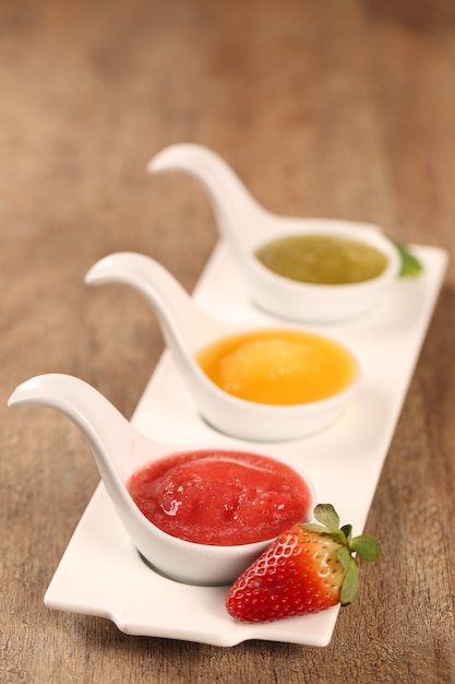 sorbet aux fruits sur une table en bois.