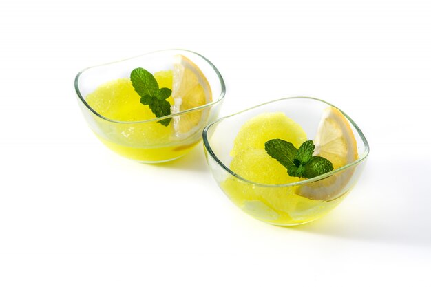 Sorbet citron à la menthe dans des verres