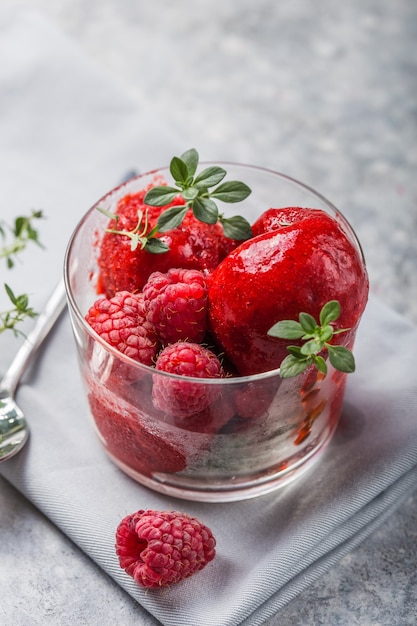 Sorbet d'été aux framboises et framboises fraîches