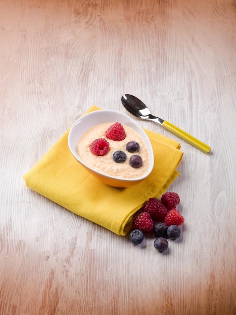 Sorbet à l'orange avec myrtille et framboise