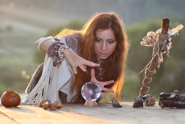 Sorcière Avec Boule De Cristal Au Coucher Du Soleil