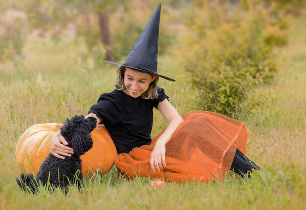 Sorcière d'Halloween avec chien noir