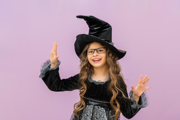 Une sorcière joyeuse est heureuse des prochaines vacances d'Halloween