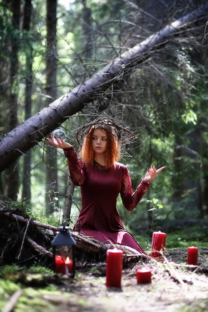 Sorcière tient un rituel dans les profondeurs de la forêtxA