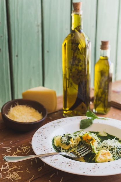 Sorrentino au parmesan et à l&#39;huile d&#39;olive sur une table en bois