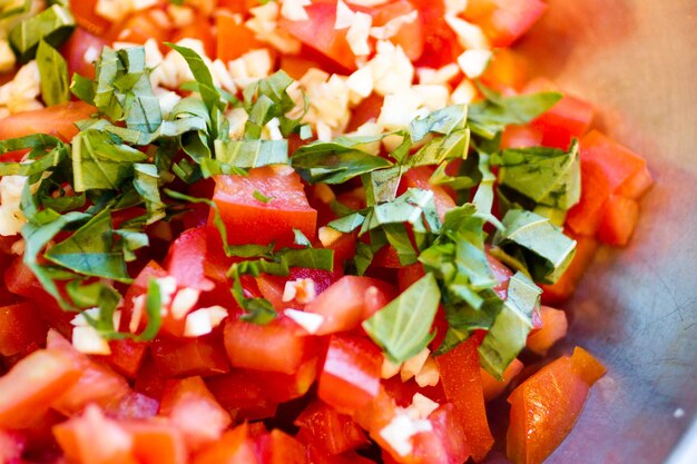 Sortes en cours de cuisine faisant de la bruschetta.