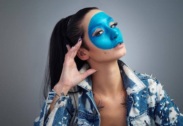 Sortez de votre zone de confort Portrait en studio d'une belle jeune femme posant sur un fond gris