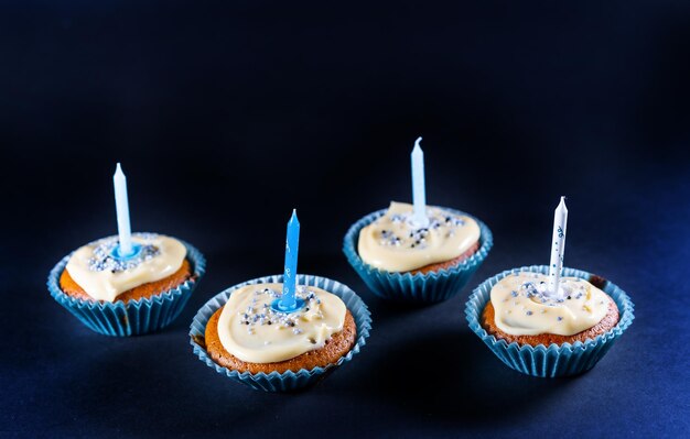 Sorti du four avec du chocolat blanc et des belas d'anniversaire