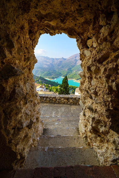 Sortie de grotte rocheuse qui surplombe un point de vue sur la ville dans les montagnes. Guadalest Alicante.