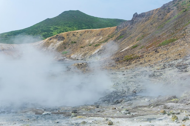 Sortie hydrothermale à la vapeur sur la rive du lac chaud dans la caldeira du volcan Golovnin sur l'île de Kunashir