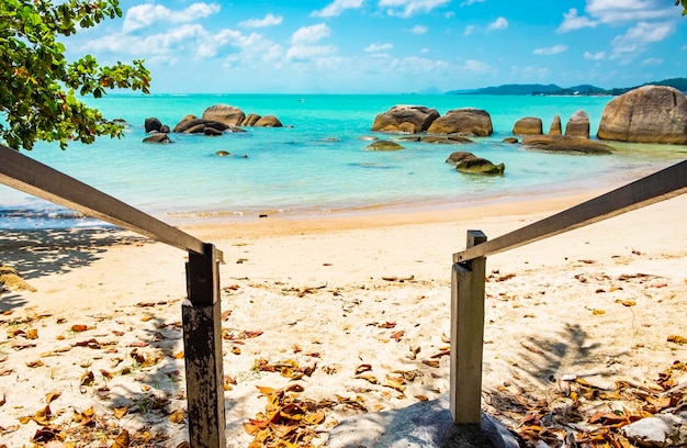 Sortie vers la belle plage tropicale avec de grosses pierres et de l'eau turquoise en Thaïlande Koh Samui island