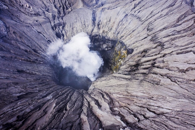 Sorties de fumée volcanique d'un cratère du mont Bromo