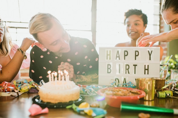 Sortir le gâteau d'anniversaire lors d'une fête