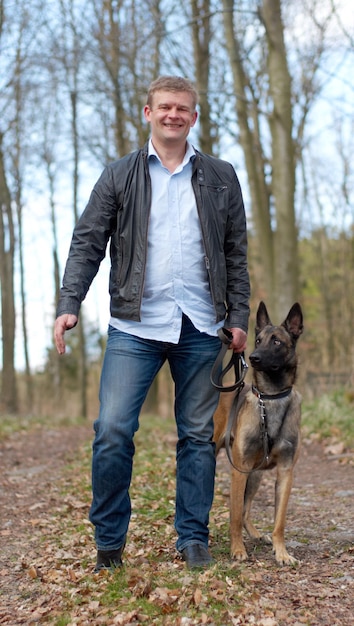 Sortir avec mon meilleur ami Photo d'un homme se promenant avec son chien dans les bois