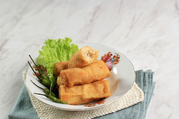 Sosis Solo ou Crêpe aux œufs frits avec garniture de bœuf haché ou de poulet Collation populaire de Solo Indonesia pour Snack Box