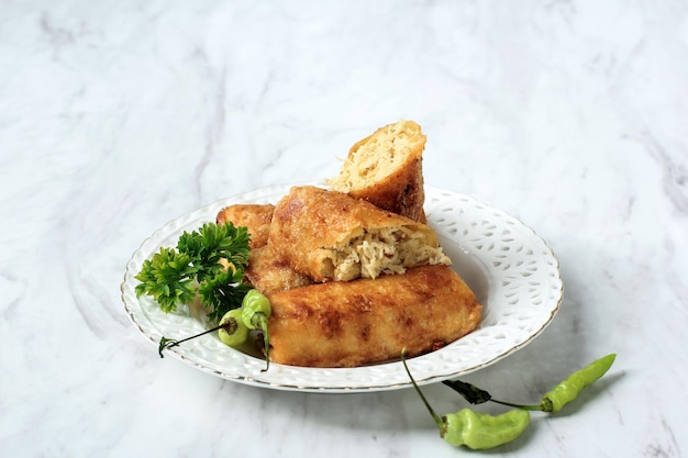 Sosis Solo ou Crêpe aux œufs frits avec garniture de bœuf haché ou de poulet