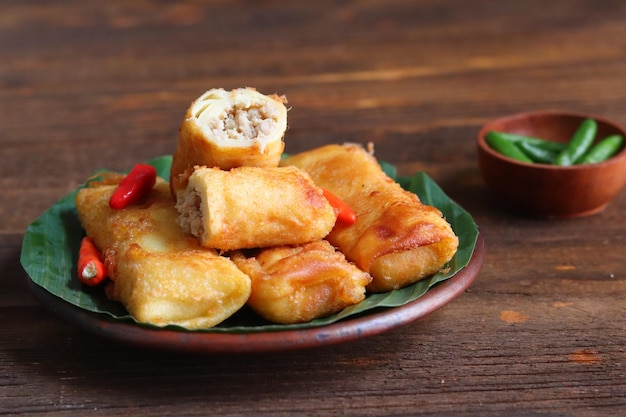 Sosis Solo ou Crêpe aux œufs frits avec garniture de bœuf haché ou de poulet