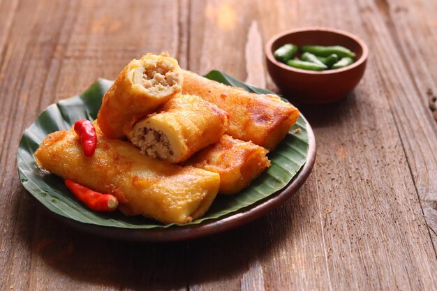 Sosis Solo ou Crêpe aux œufs frits avec garniture de bœuf haché ou de poulet