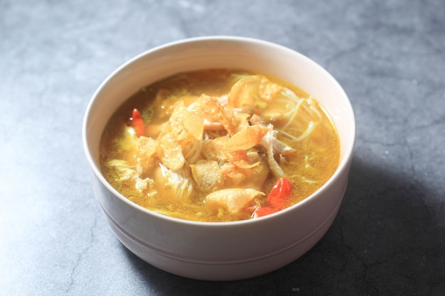 Soto Ayam Kuning une soupe traditionnelle indonésienne à base de bouillon de poulet aux épices jaunes