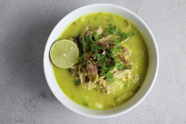 Soto ayam Poulet soto Soupe au poulet traditionnelle indonésienne