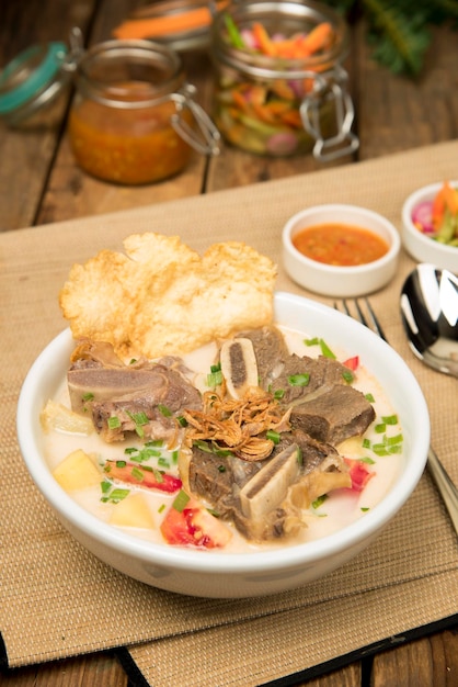 Soto Iga Sapi Betawi Santan Soupe crémeuse aux côtes de boeuf