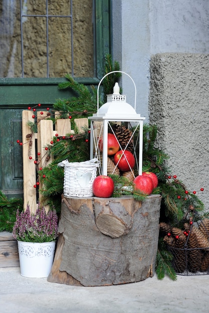 Souche avec décoration de Noël près d'une maison