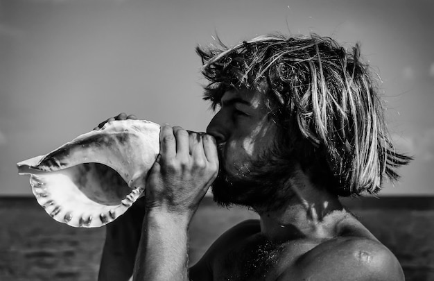 Soudan, Sanghaneb Reef, jeune homme soufflant dans un coquillage